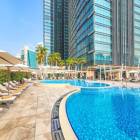 City Centre Rotana Doha Luaran gambar The swimming pool at the hotel