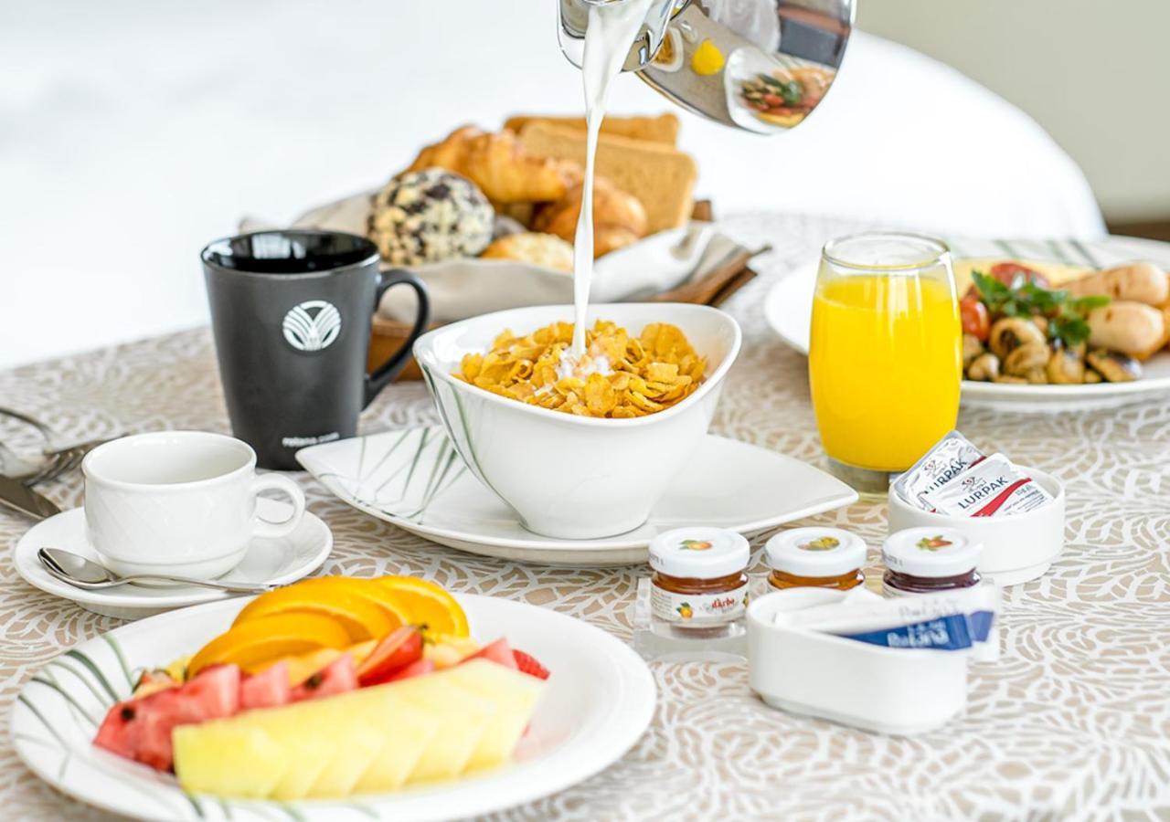 City Centre Rotana Doha Luaran gambar A continental breakfast