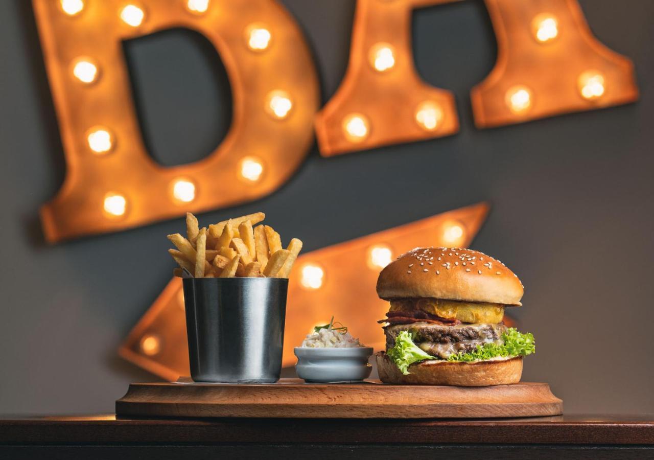 City Centre Rotana Doha Luaran gambar Burger and fries
