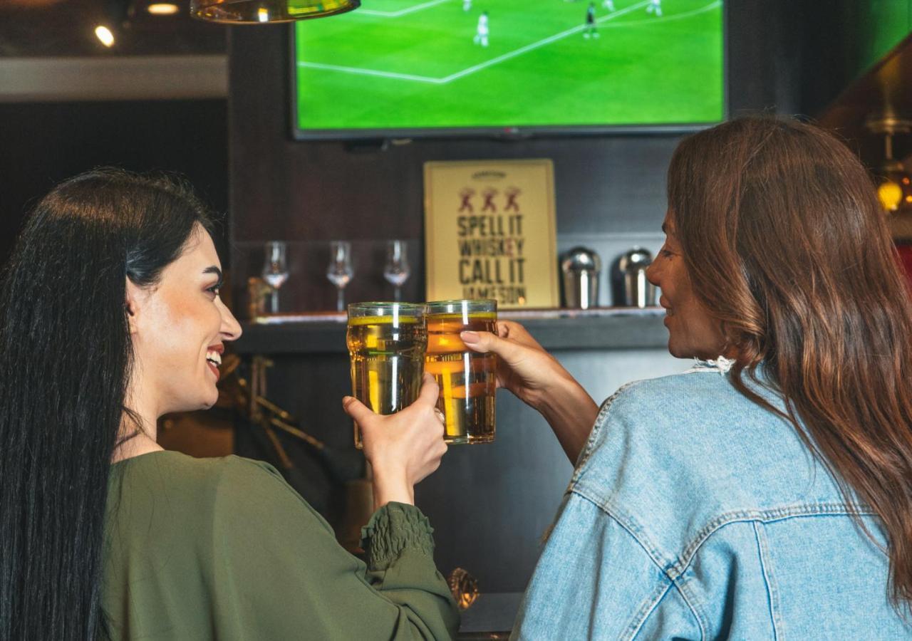 City Centre Rotana Doha Luaran gambar Two women drinking beer