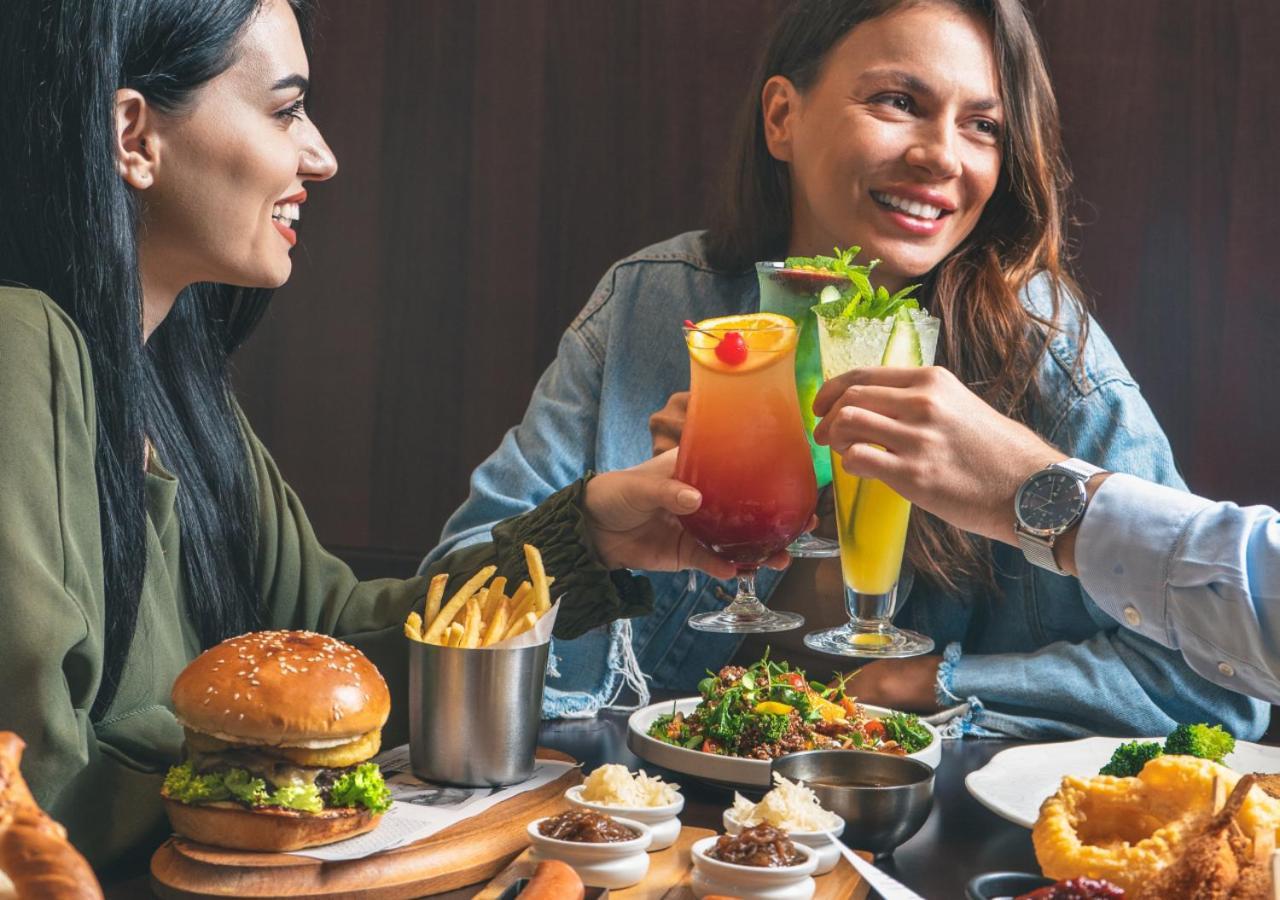 City Centre Rotana Doha Luaran gambar A meal at a restaurant