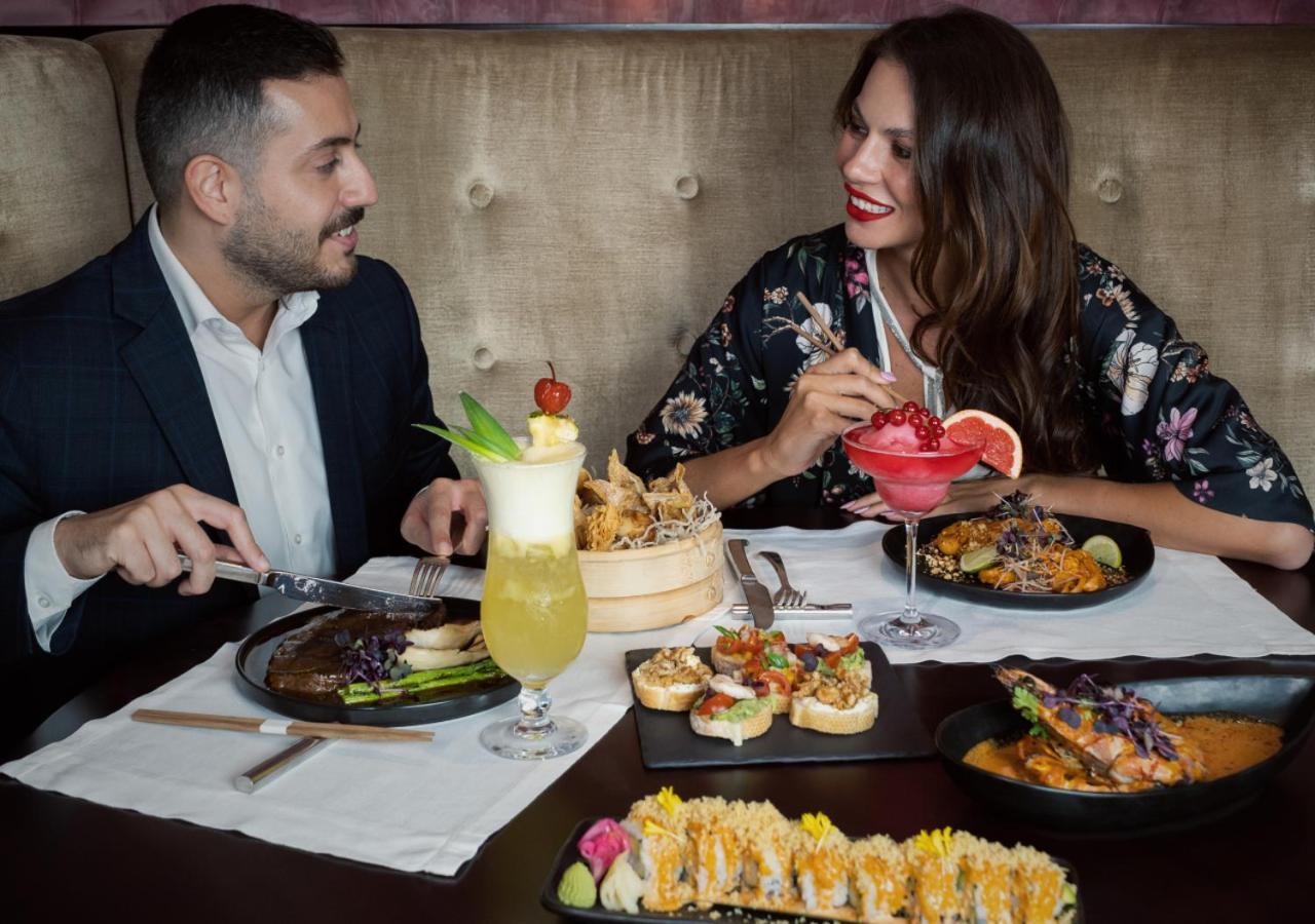 City Centre Rotana Doha Luaran gambar A couple dining at a restaurant