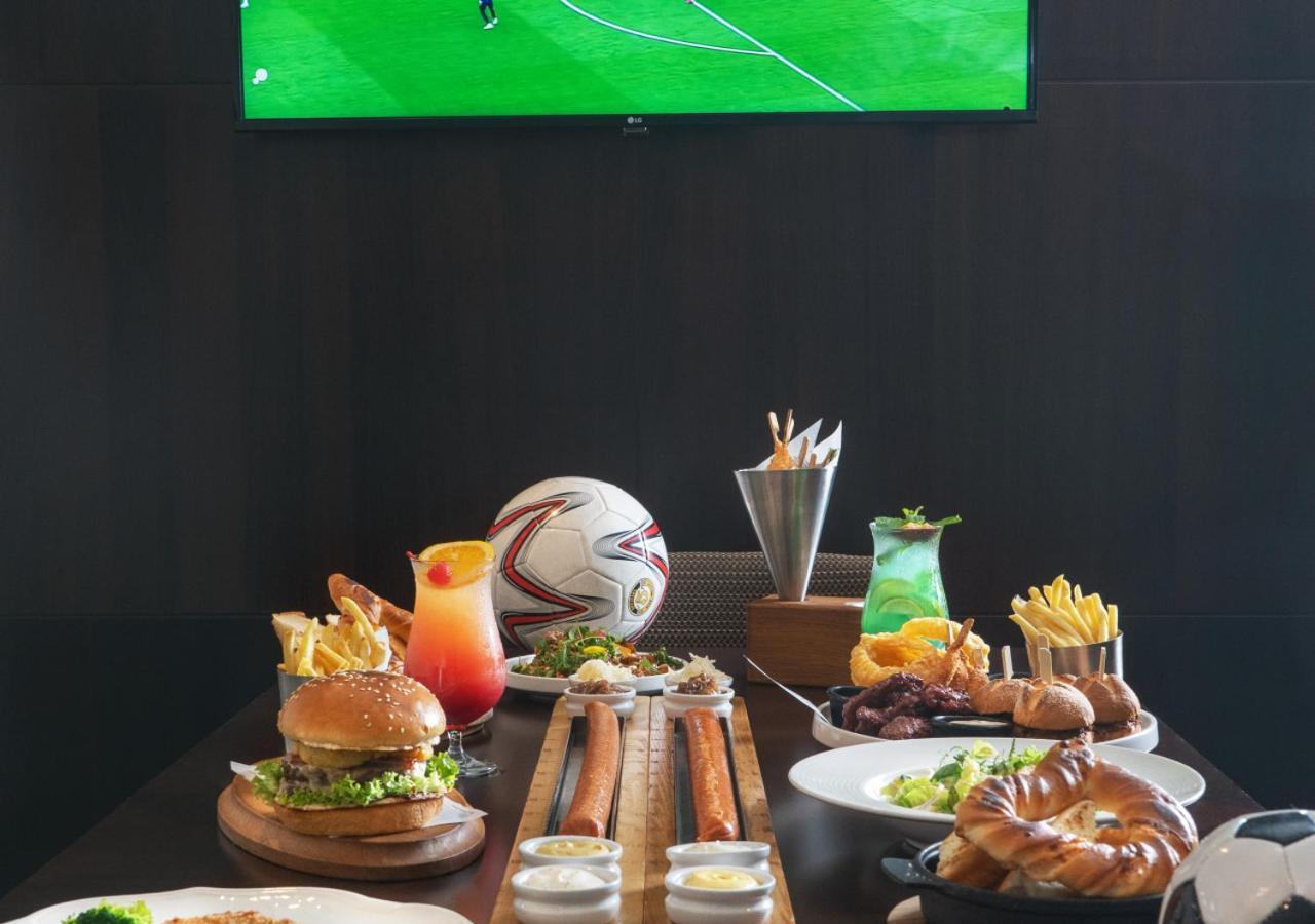 City Centre Rotana Doha Luaran gambar A typical sports bar menu