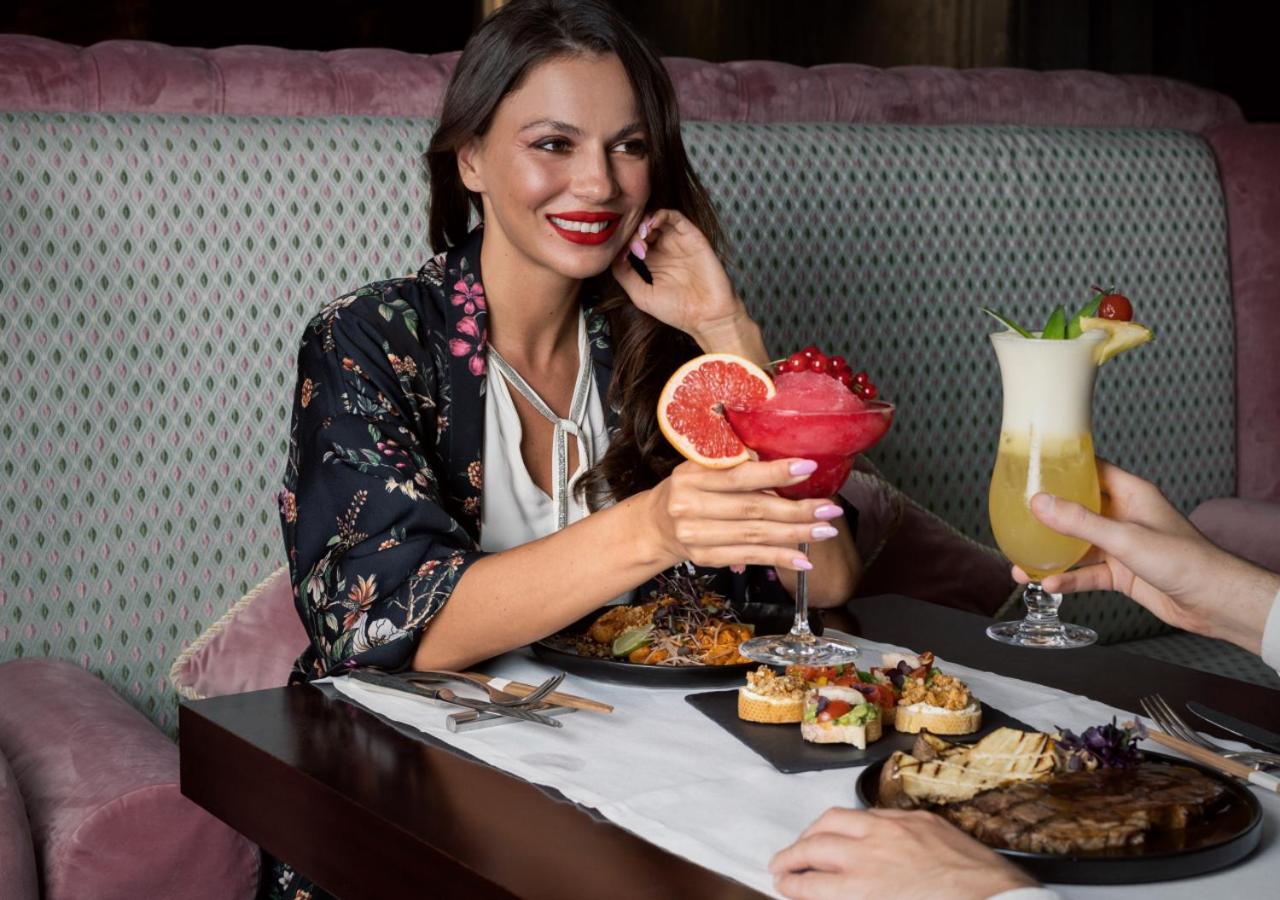 City Centre Rotana Doha Luaran gambar A woman dining
