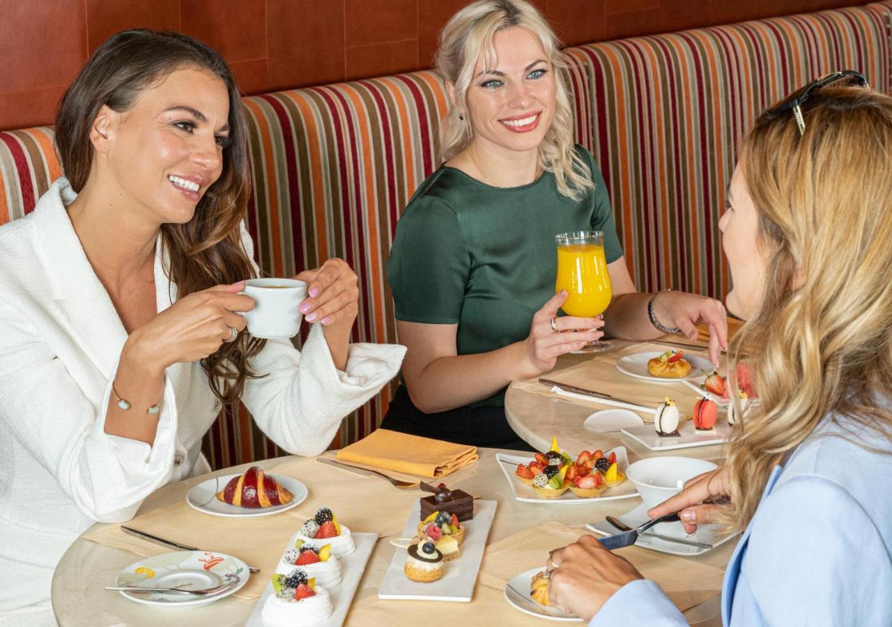 City Centre Rotana Doha Luaran gambar Guests enjoying a meal at the restaurant