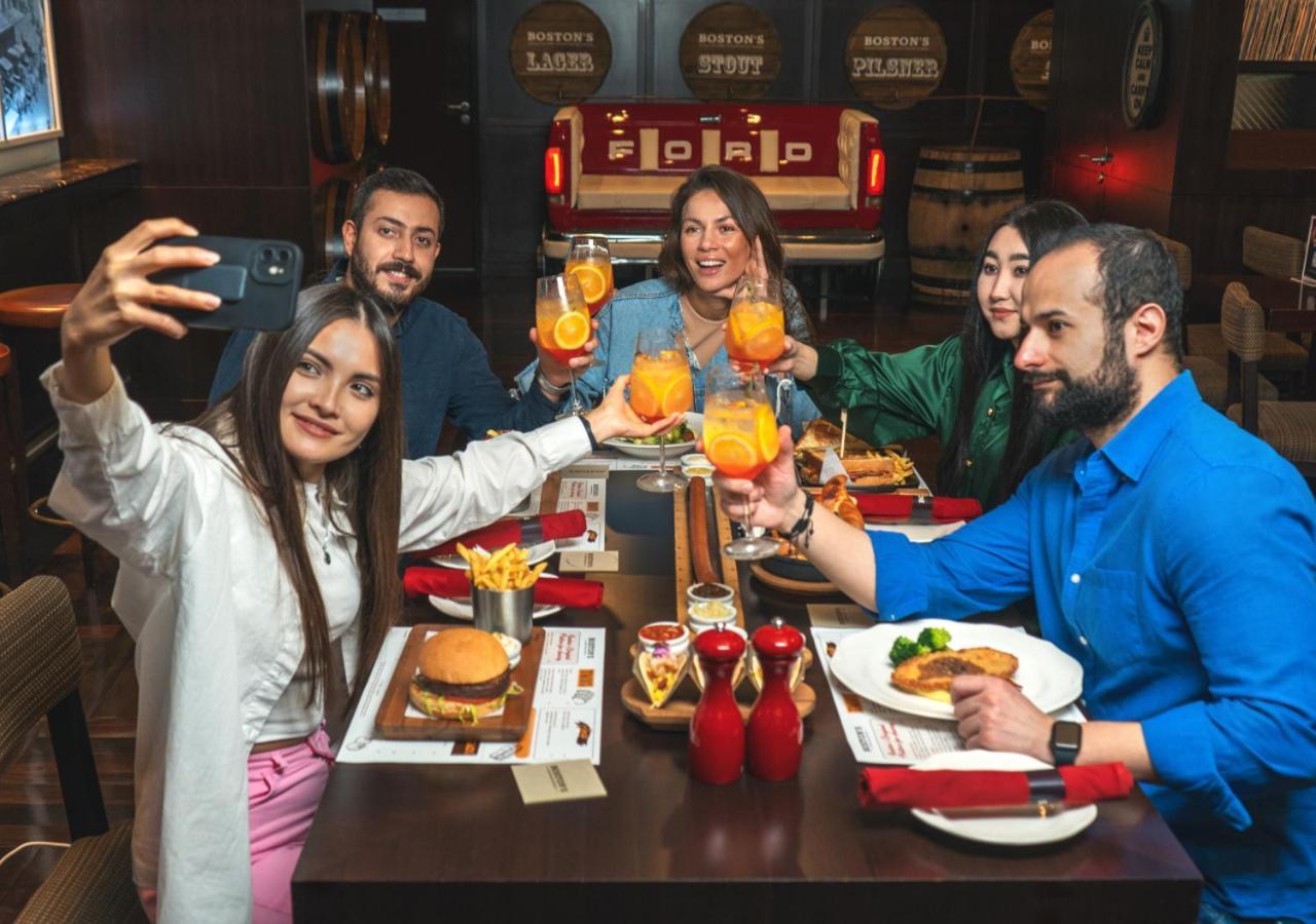 City Centre Rotana Doha Luaran gambar Customers at a restaurant