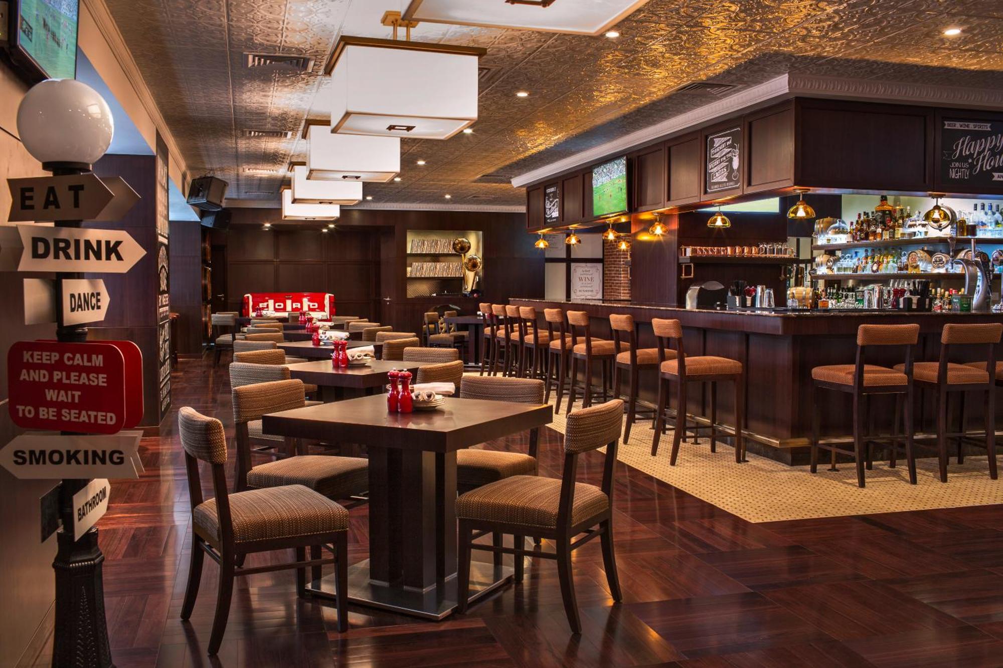 City Centre Rotana Doha Luaran gambar The interior of a typical bar