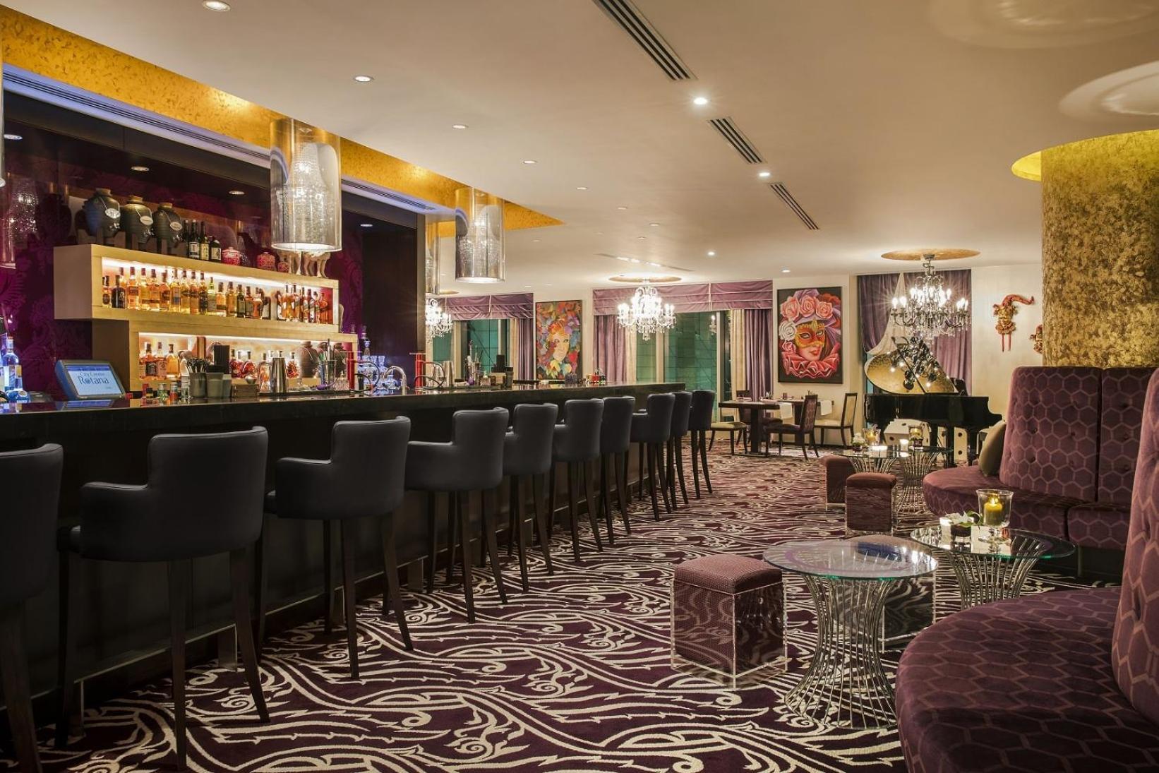 City Centre Rotana Doha Luaran gambar The bar at the Mandarin Oriental, London