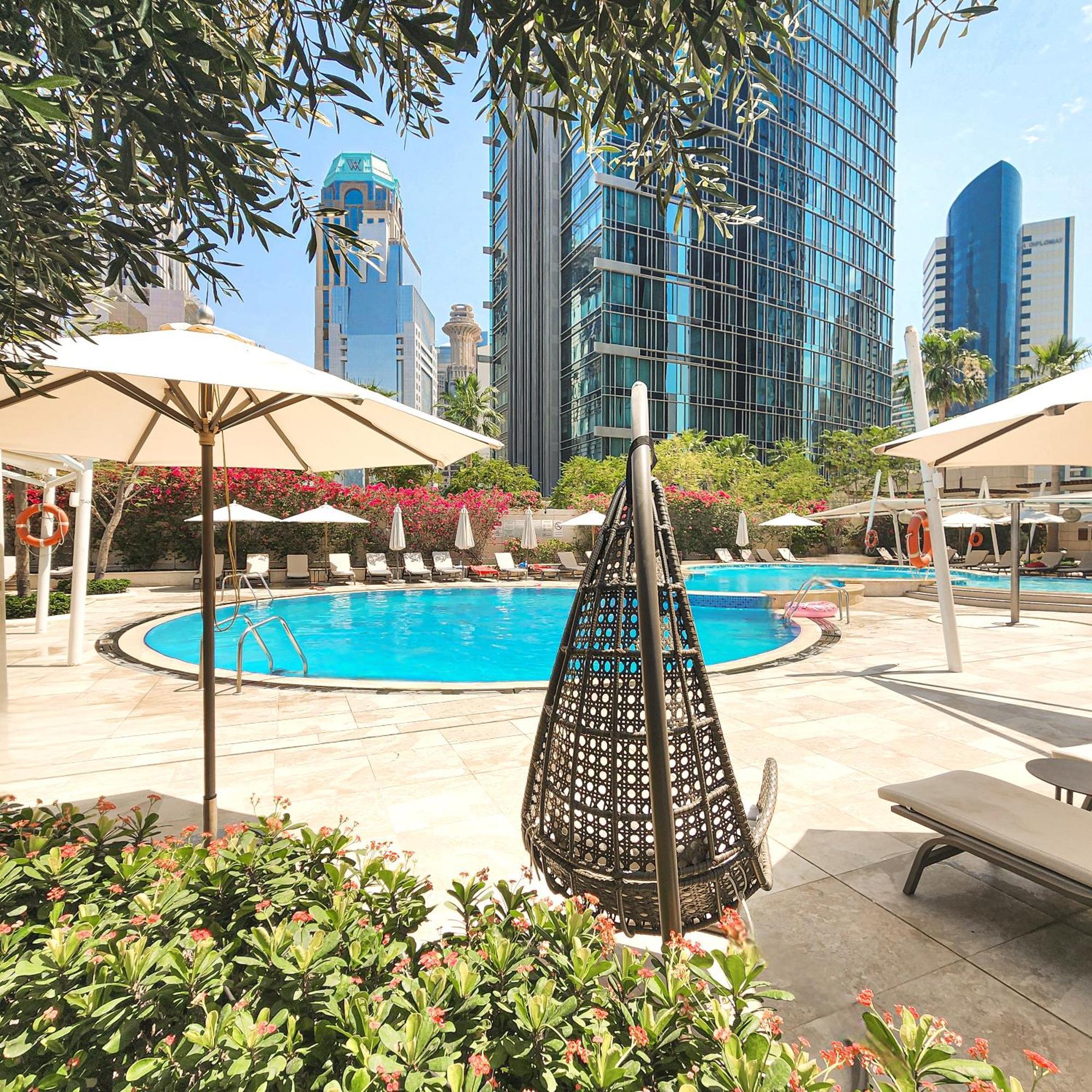 City Centre Rotana Doha Luaran gambar The swimming pool at the hotel
