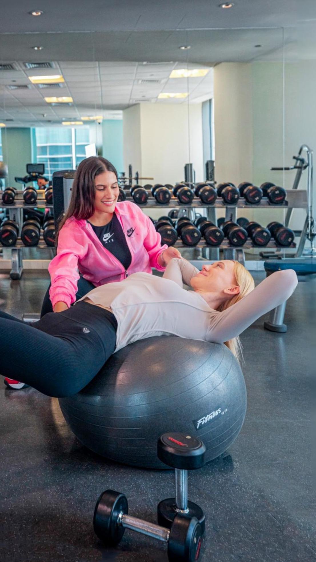 City Centre Rotana Doha Luaran gambar A personal trainer working with a client