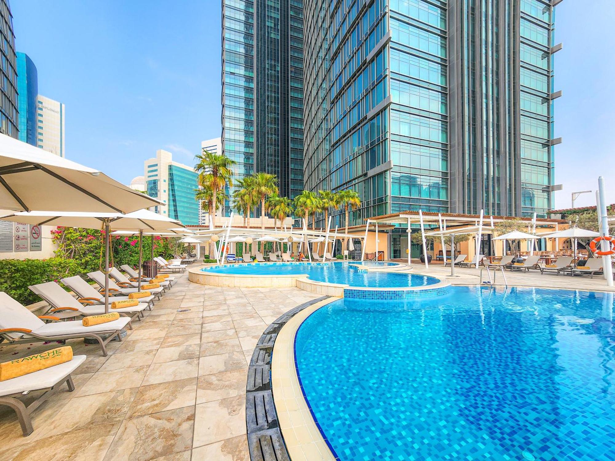 City Centre Rotana Doha Luaran gambar The swimming pool at the hotel