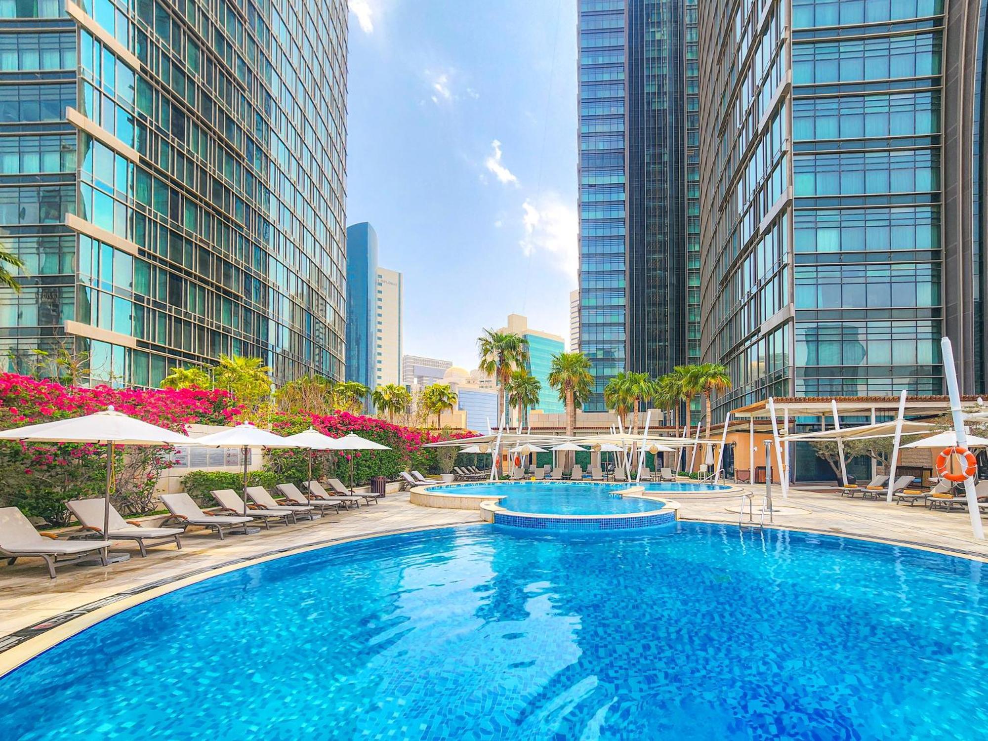 City Centre Rotana Doha Luaran gambar The swimming pool at the hotel