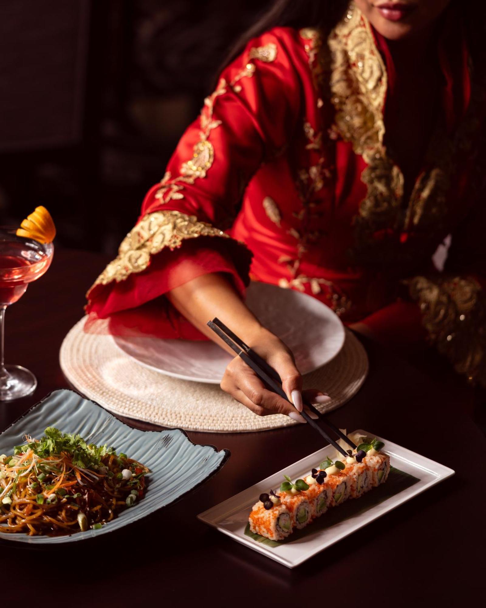 City Centre Rotana Doha Luaran gambar A woman using chopsticks