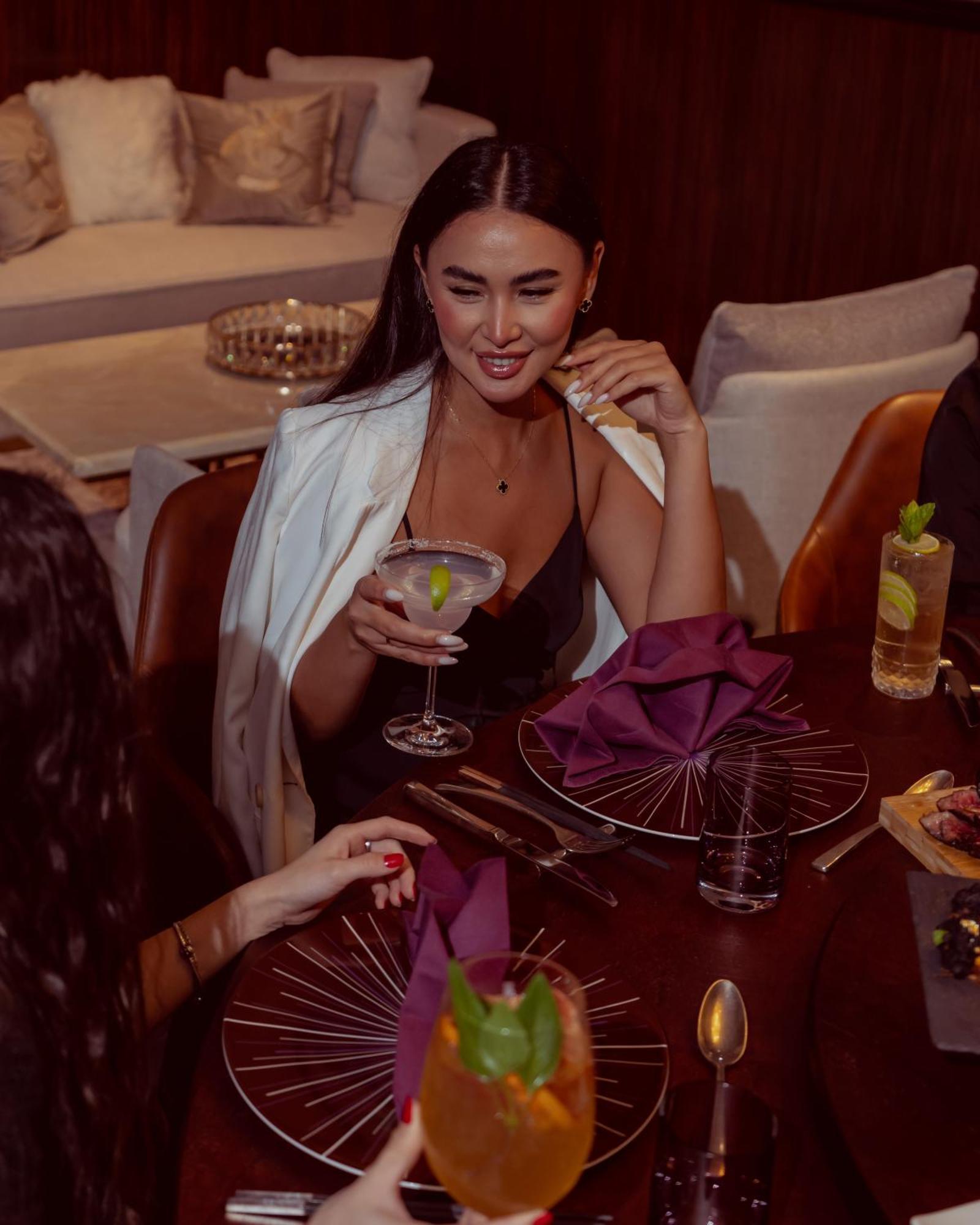 City Centre Rotana Doha Luaran gambar A woman drinking a cocktail