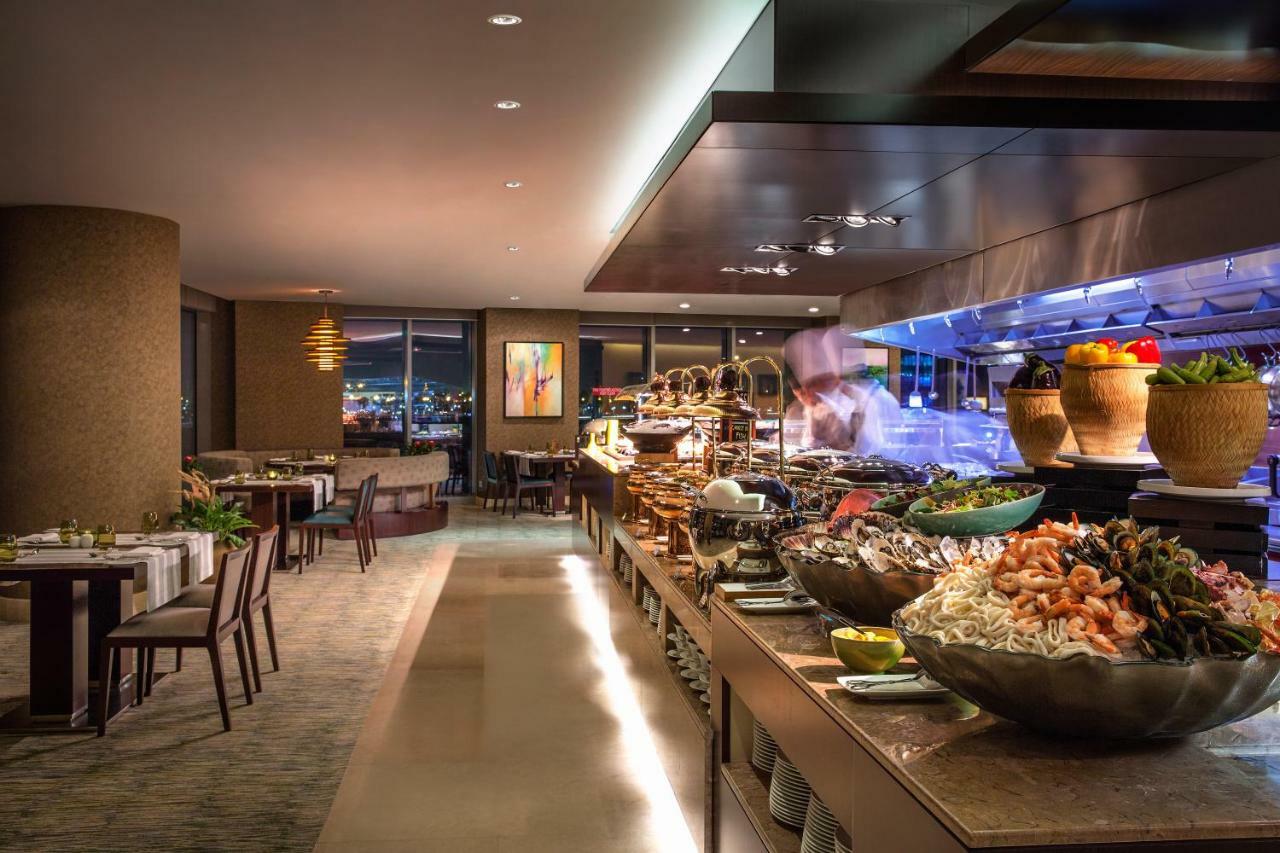 City Centre Rotana Doha Luaran gambar The buffet at the restaurant