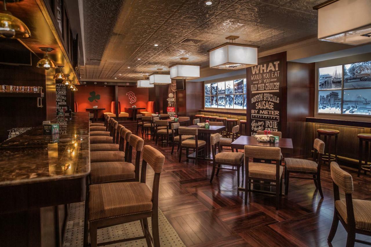 City Centre Rotana Doha Luaran gambar The interior of the bar